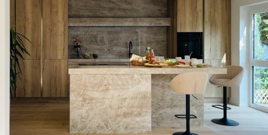 Cuisine familiale moderne en chêne avec îlot central – matériaux naturels et design ouvert