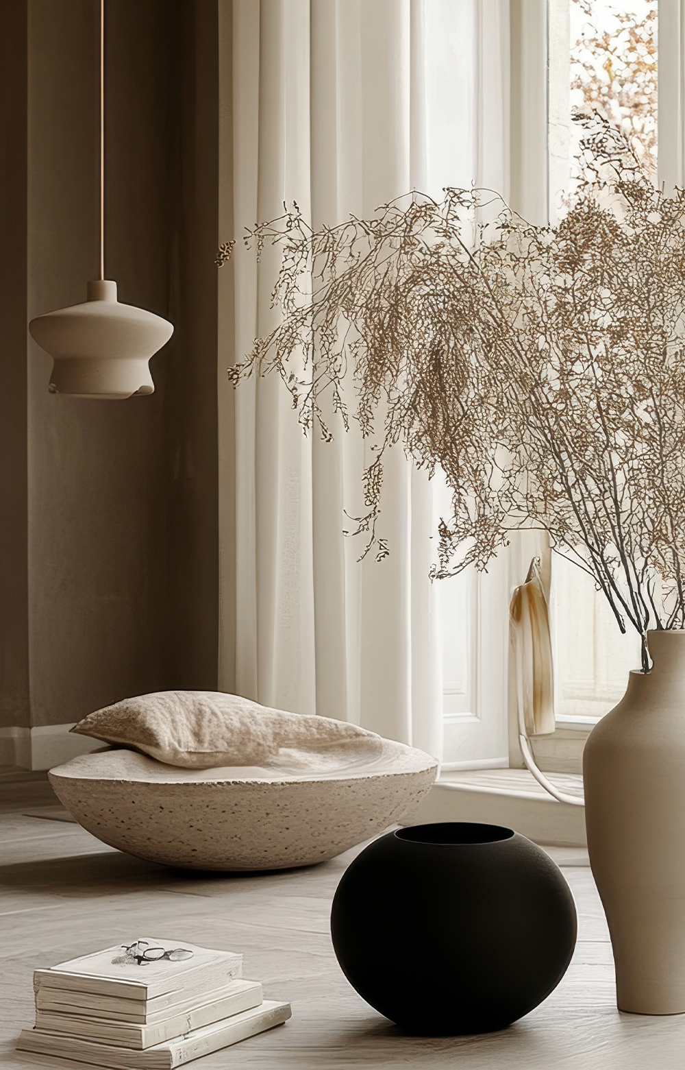 Japandi-decoraties van verschillende materialen, zoals keramiek, en in diverse vormen.