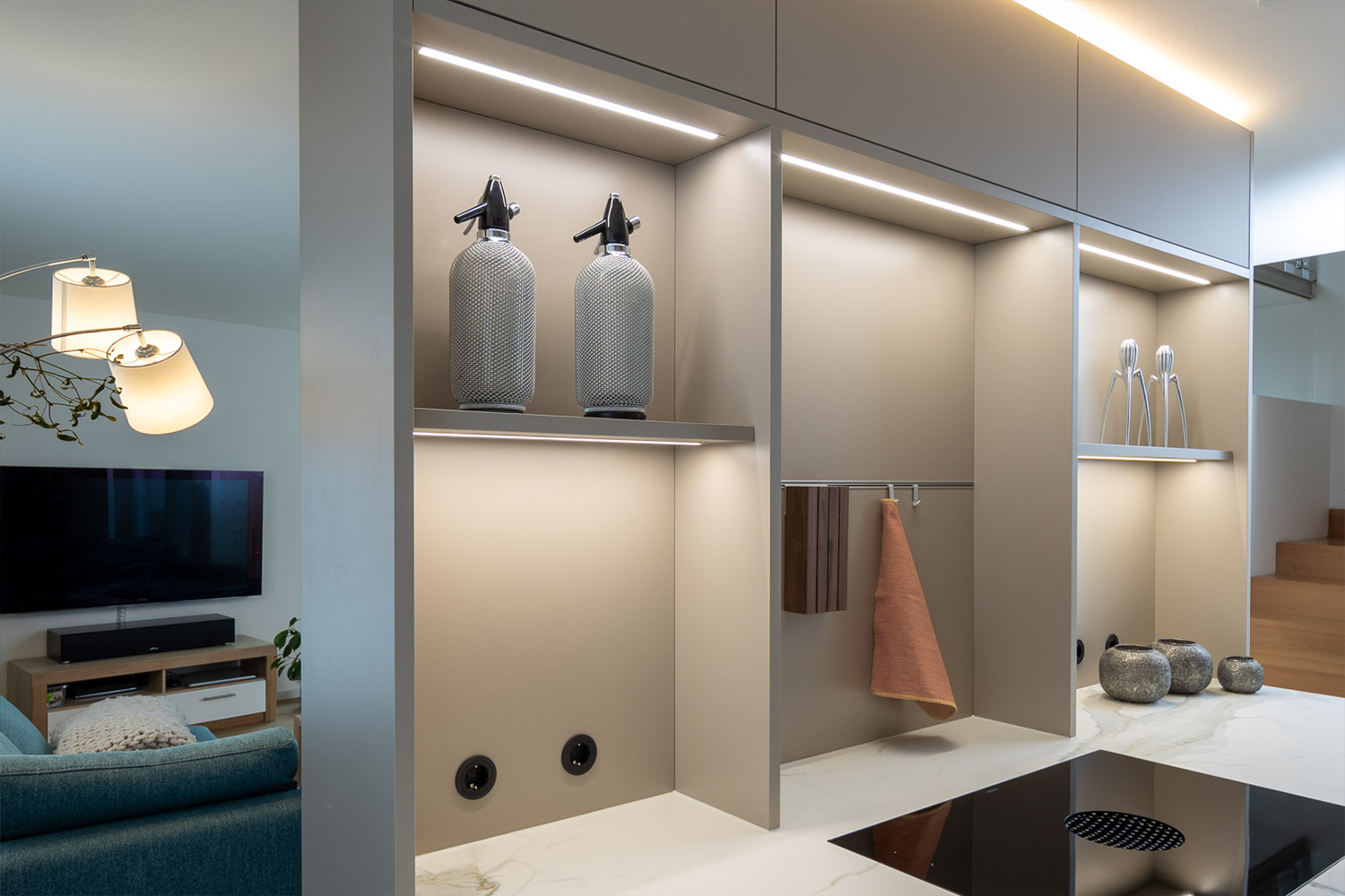 pronorm keuken met open nissen, LED-verlichting en harmonieus design.