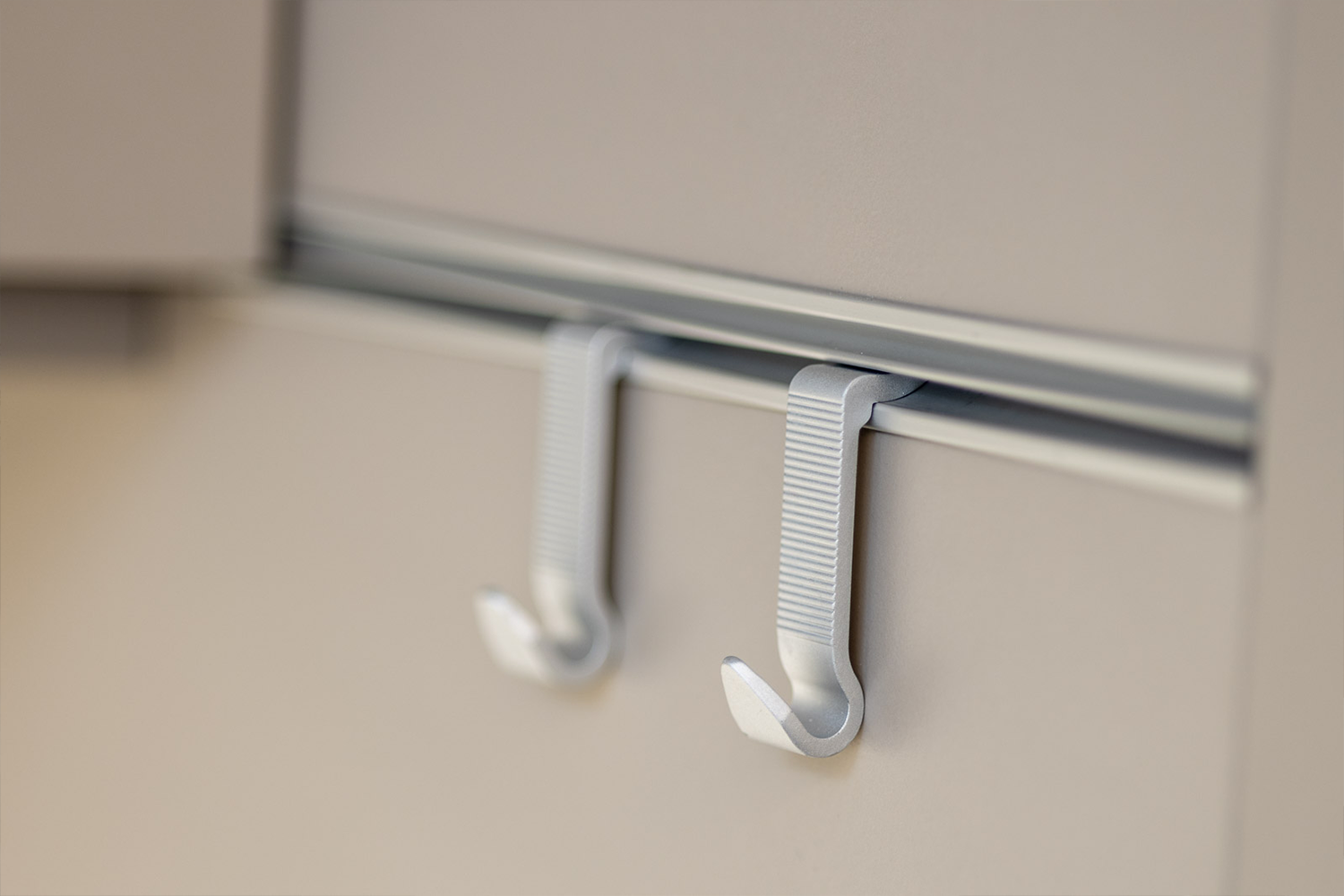 Detailopname van pronorm keukenaccessoire met handdoekhouder en reling.