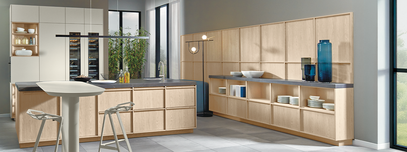 Japandi Küche von pronorm mit Insel, Sitzbereich, Eiche kaschmir und Mattlack Angora grau für dein minimalistisches Zuhause