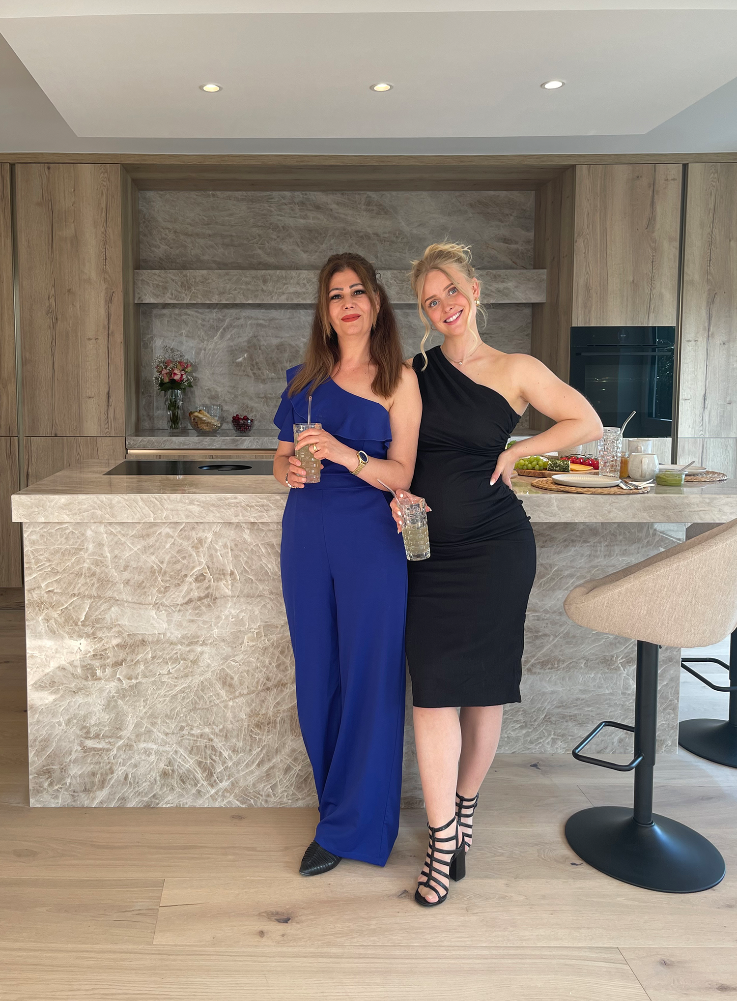 Küchenplanung mit einer natürlichen Familienküche mit großzügiger Insel und harmonischen Holzfronten.