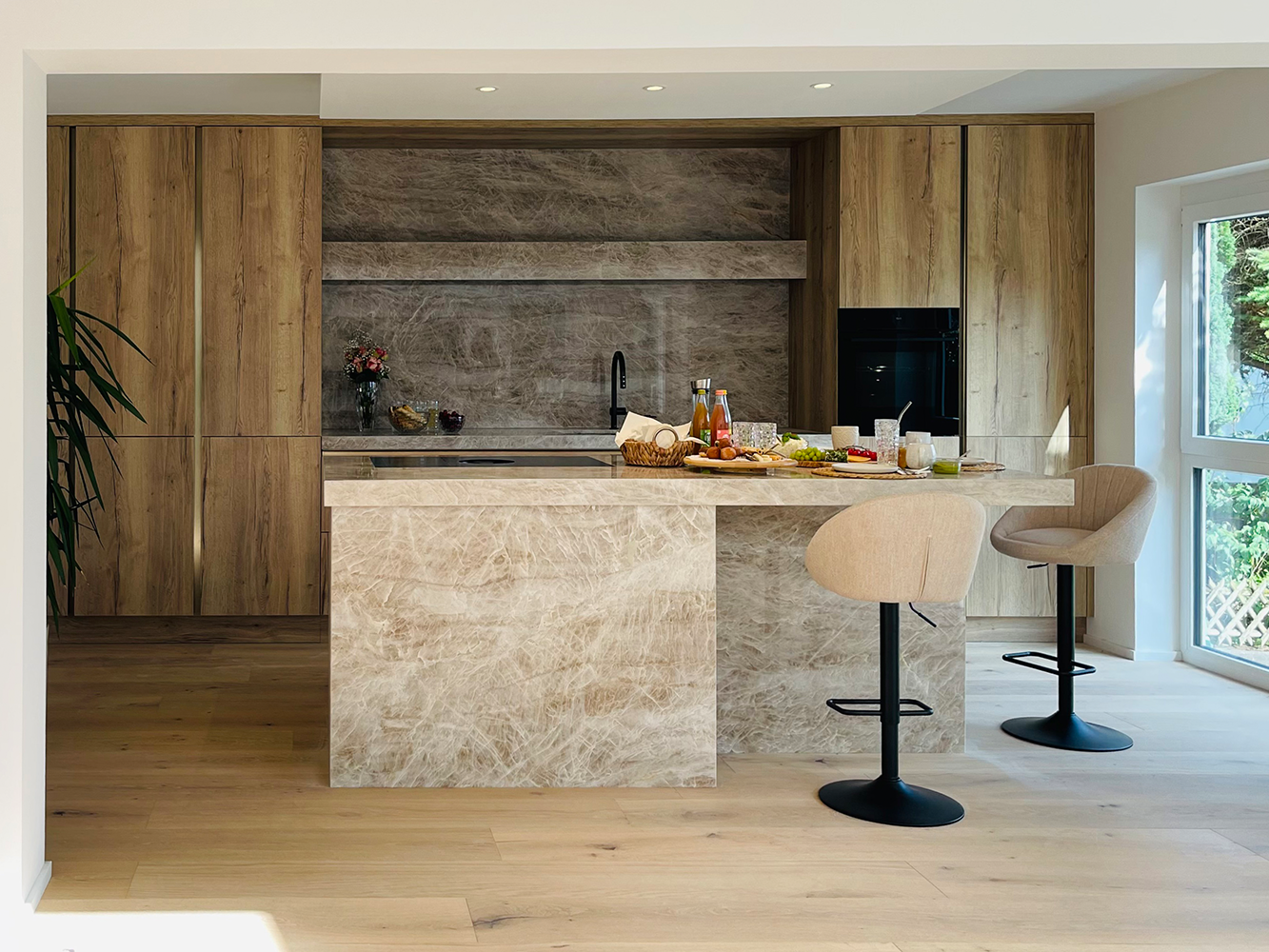 Modern family kitchen with oak fronts and central island – natural materials and open-plan design
