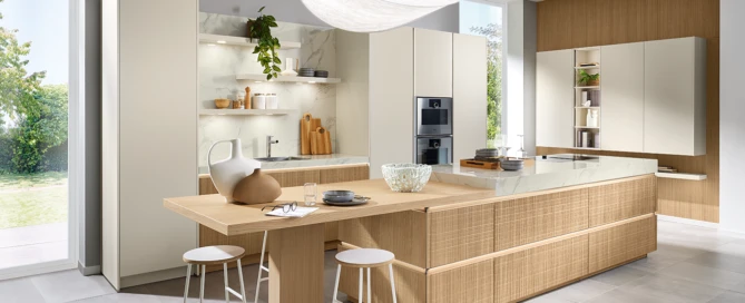 Een pronorm keuken in boho-stijl met een bijzondere fineerfront en een groot eiland met aanzettafel.