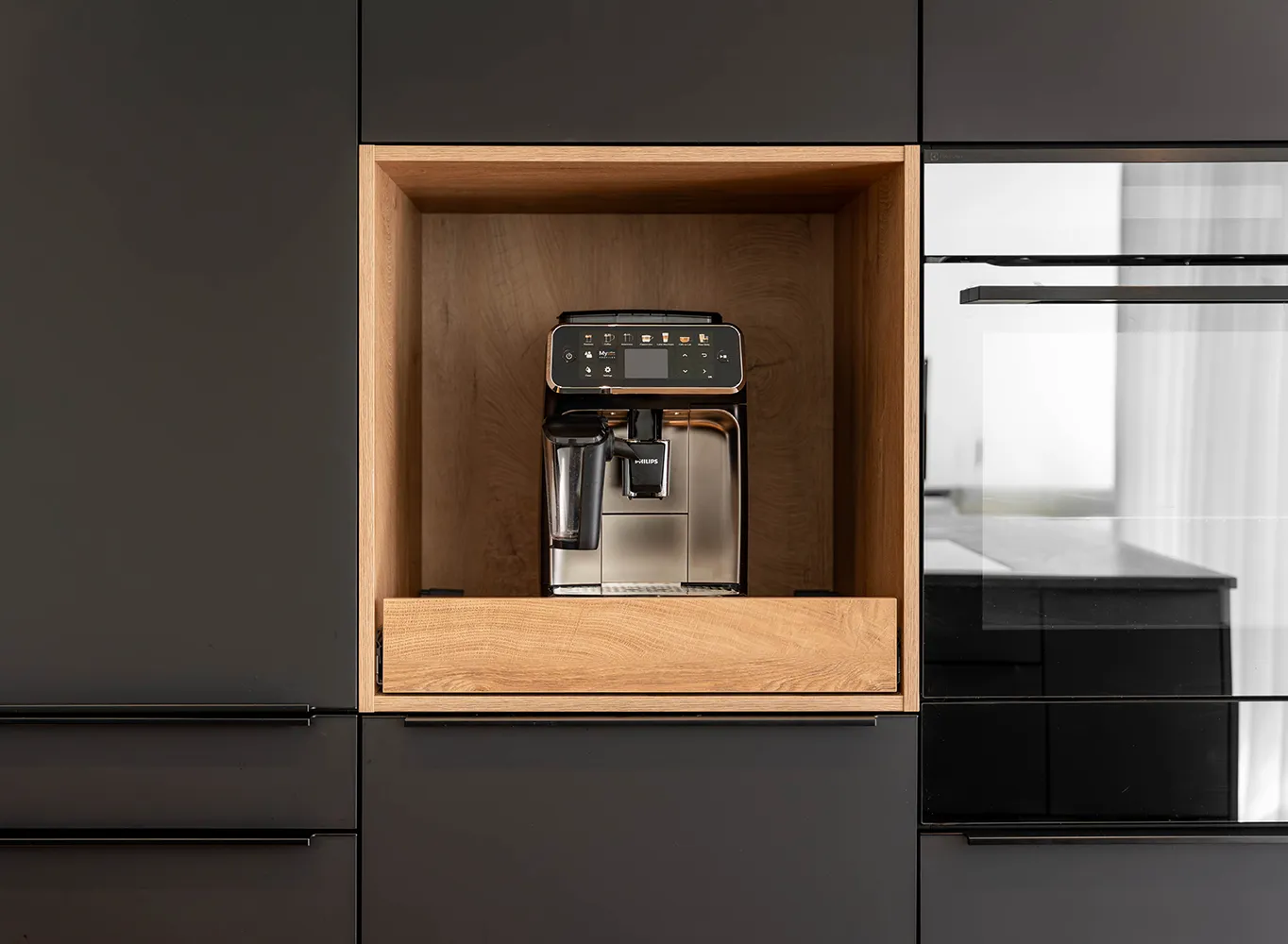 Idéal pour le café du matin : il suffit de tirer la tablette pour que la cafetière soit immédiatement prête à l'emploi