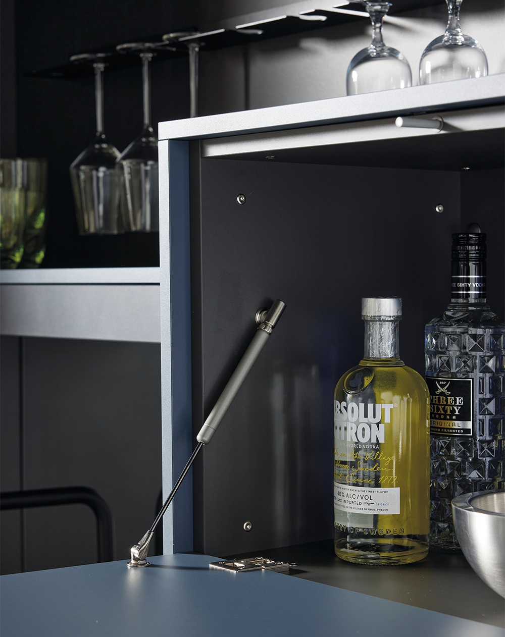 Du siehst ein Detail des Bar-Klappfachs in einer pronorm Designküche mit hochwertiger Mechanik, Gasdruckdämpfer und integriertem Stauraum.