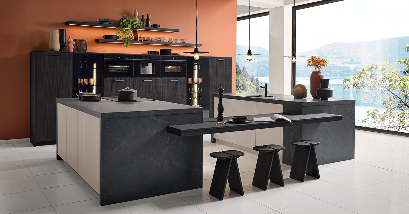 Wohnküche im Industrial Style mit Boho Fronten, großzügige Kücheninsel mit Sitzplätzen und moderner Planung von pronorm.