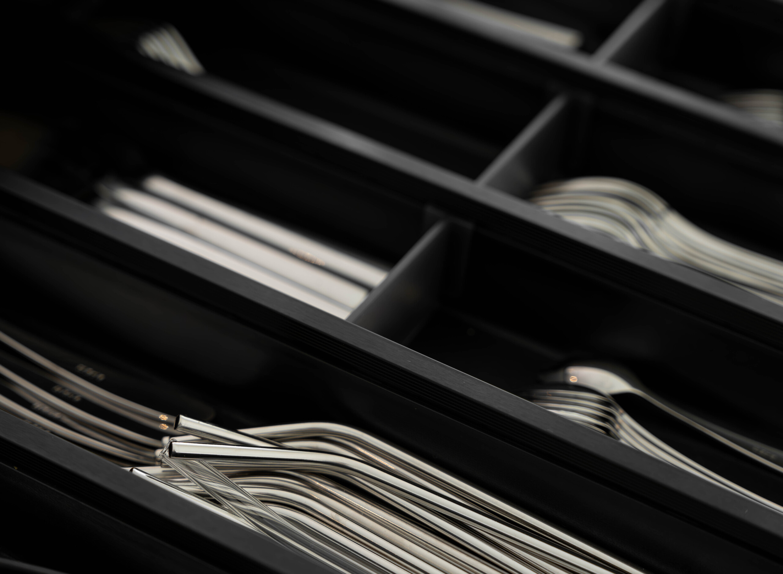 Range-couverts haut de gamme noir pour une organisation parfaite – un équipement fonctionnel au design premium.