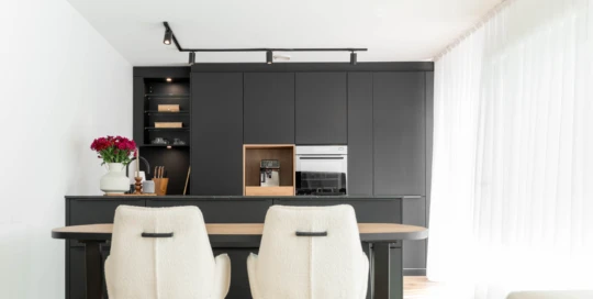 Moderne dunkle Küche mit großzügiger Kücheninsel – minimalistisches Design, hochwertige Verarbeitung und maximaler Komfort für dein Zuhause.