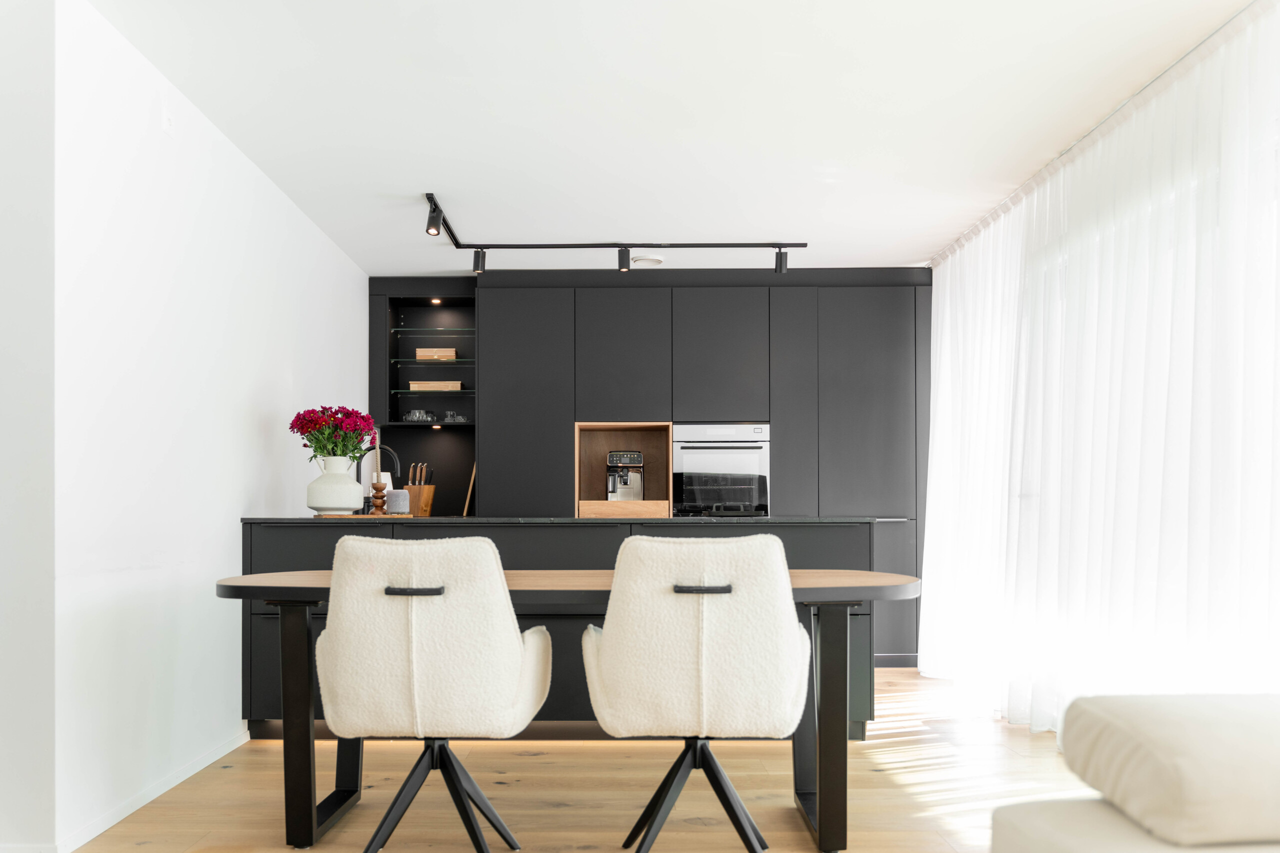 Moderne schwarze Küche mit großzügiger Kücheninsel – minimalistisches Design, hochwertige Verarbeitung und maximaler Komfort für dein Zuhause.