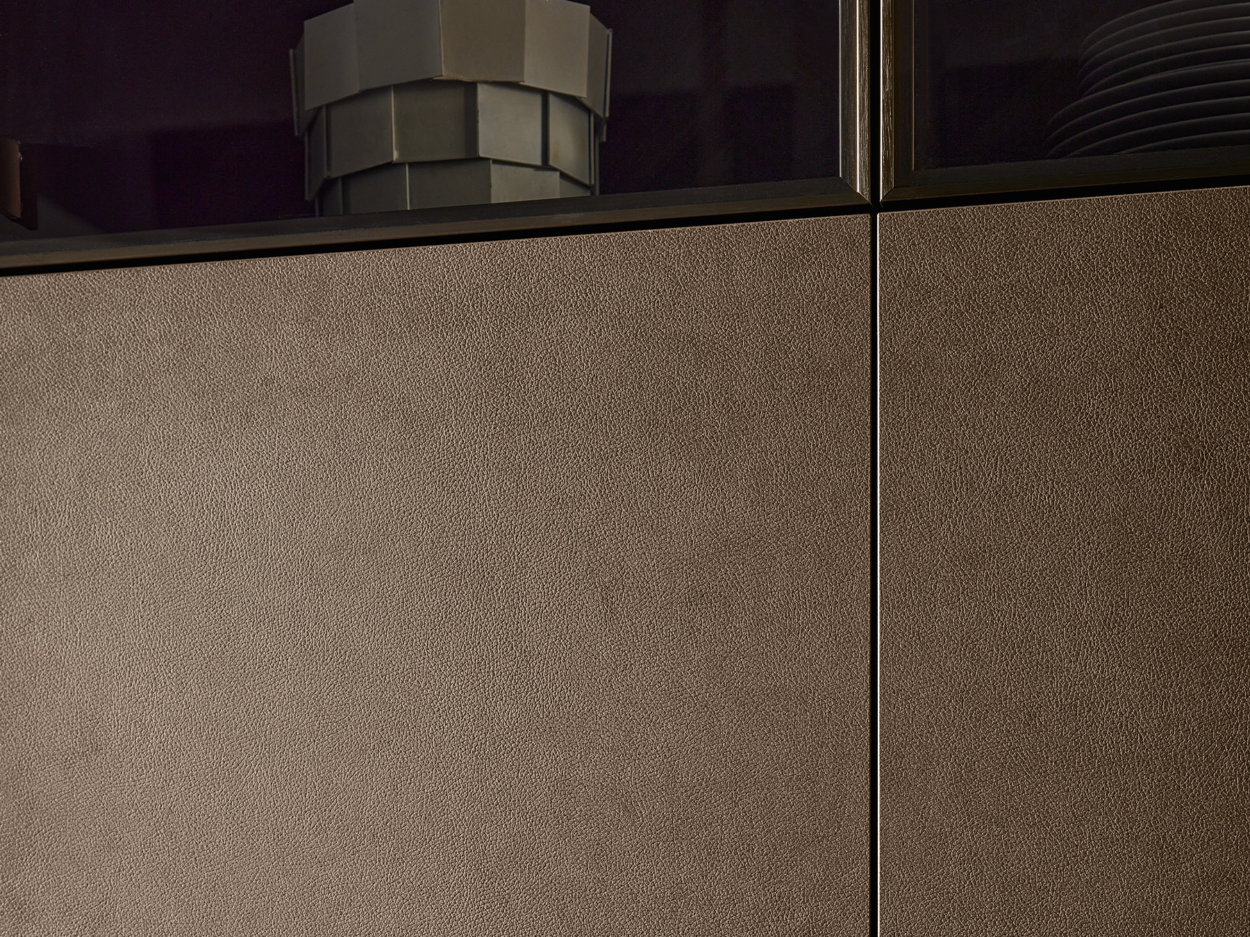 Façade de cuisine Buffalo Mocha de pronorm avec structure effet cuir dans un ton brun chaud et surface mate – design de façade élégant pour cuisines ouvertes modernes avec du caractère.