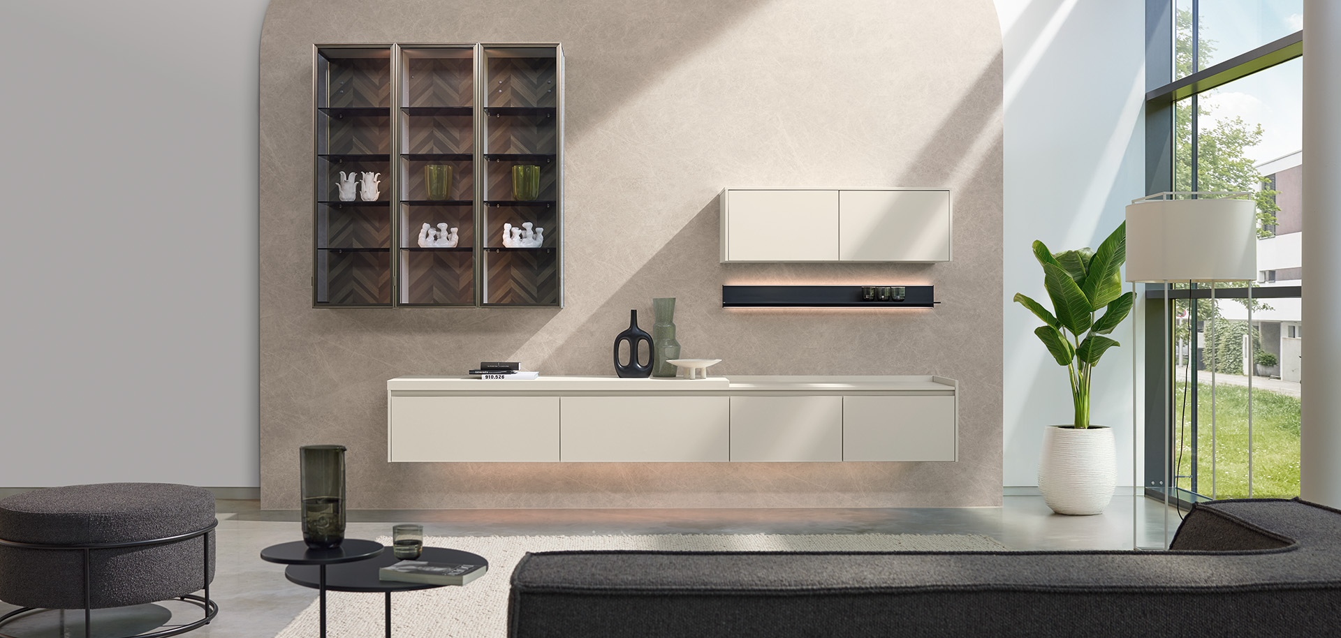 Design-Wohnmöbel mit offenem Regal und wandhängendem Sideboard von pronorm im modernen Wohnraum.