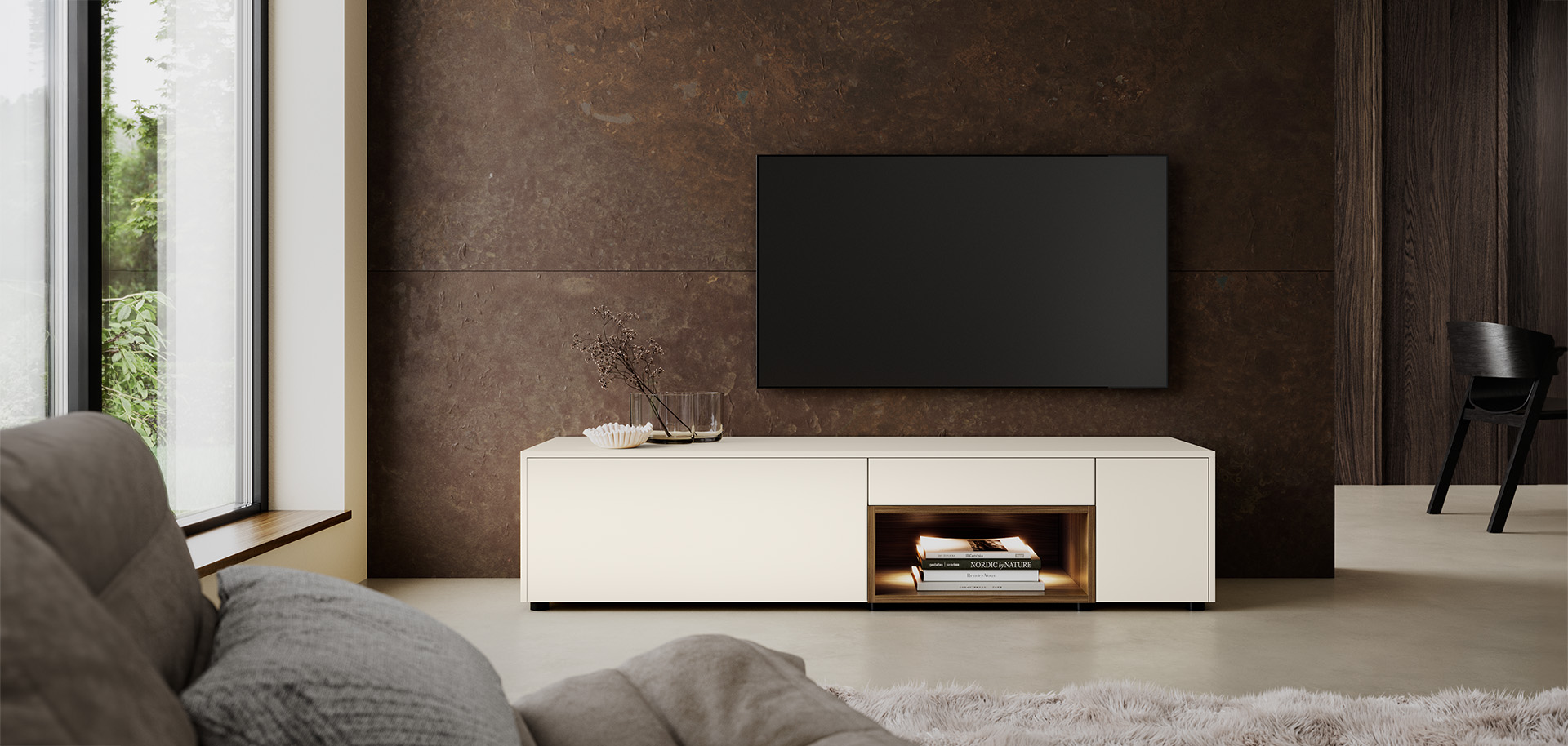 Beige tv-meubel met wandkast in moderne woonkamer met warme donkere wand