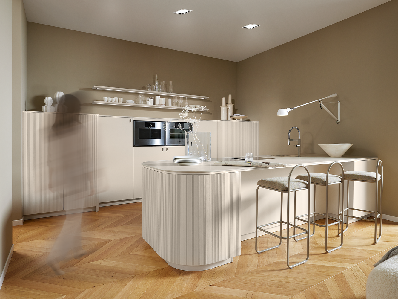 Une cuisine pronorm claire avec un îlot arrondi et des façades dans la couleur de l’année 2026.