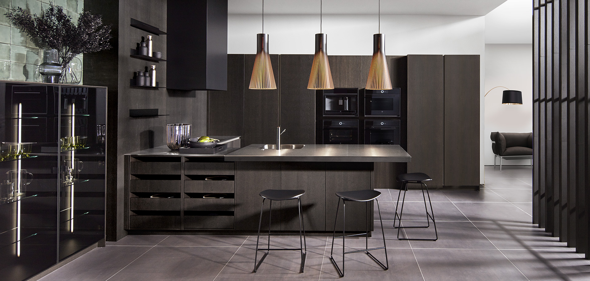 Dunkle grifflose Küche mit Insel und Echtholzfurnier von pronorm in puristischem, architektonischem Design.