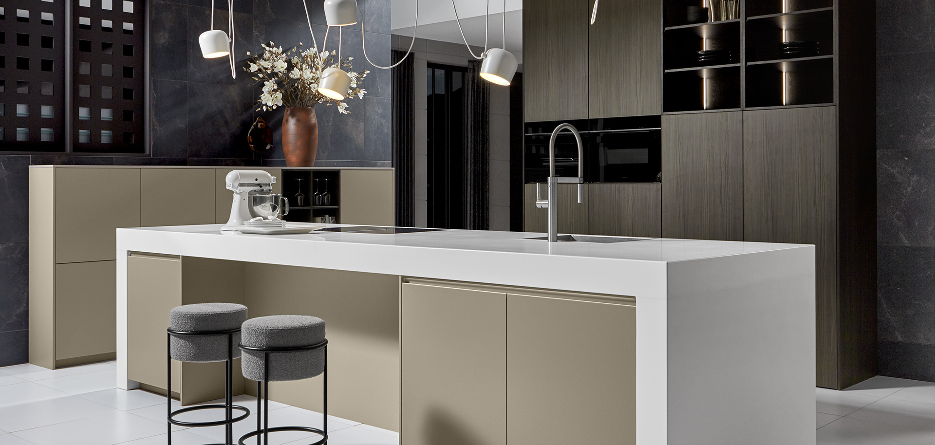 Helle Designküche mit Insel in Mattlack und dunklem Furnier von pronorm in offener Wohnküche.