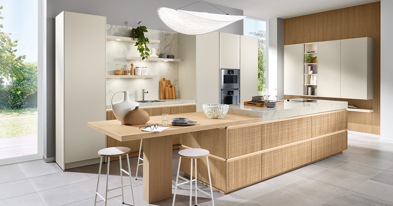 Een lichte pronorm keuken in boho-stijl, passend bij de trendkleur 2026 met lichte fineerfronten.