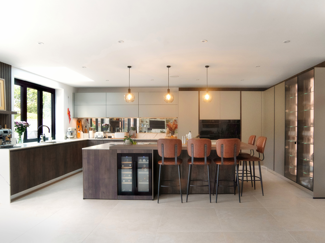 Minimalist pronorm industrial-style kitchen with kitchen island and glass cabinet.