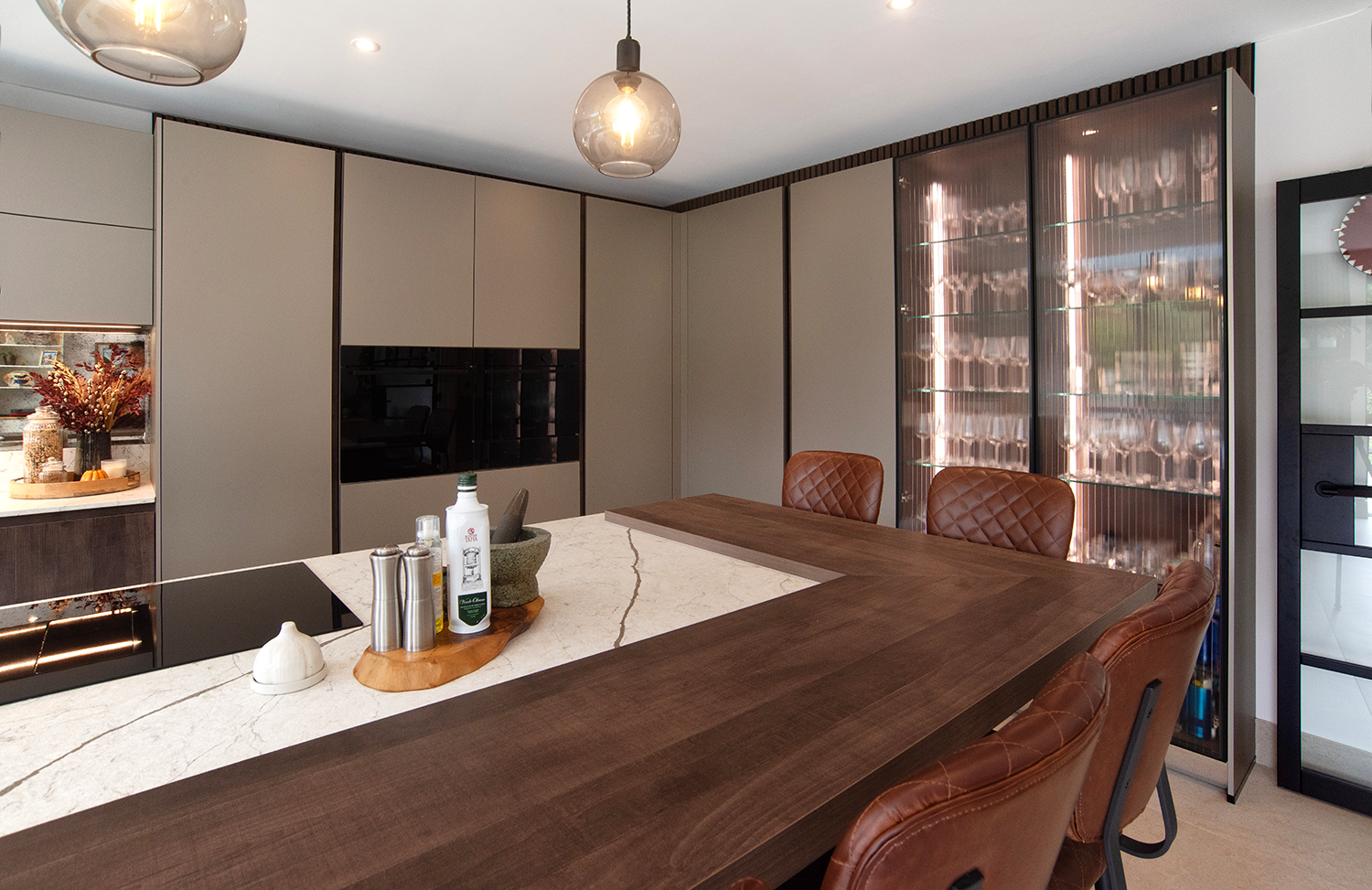 Minimalist pronorm industrial-style kitchen with kitchen island and integrated seating area.