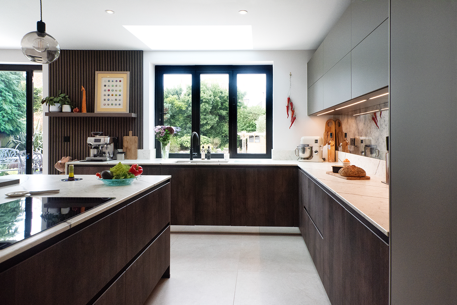 Minimalistische pronorm keuken in industriële stijl met geïntegreerde keukennis.