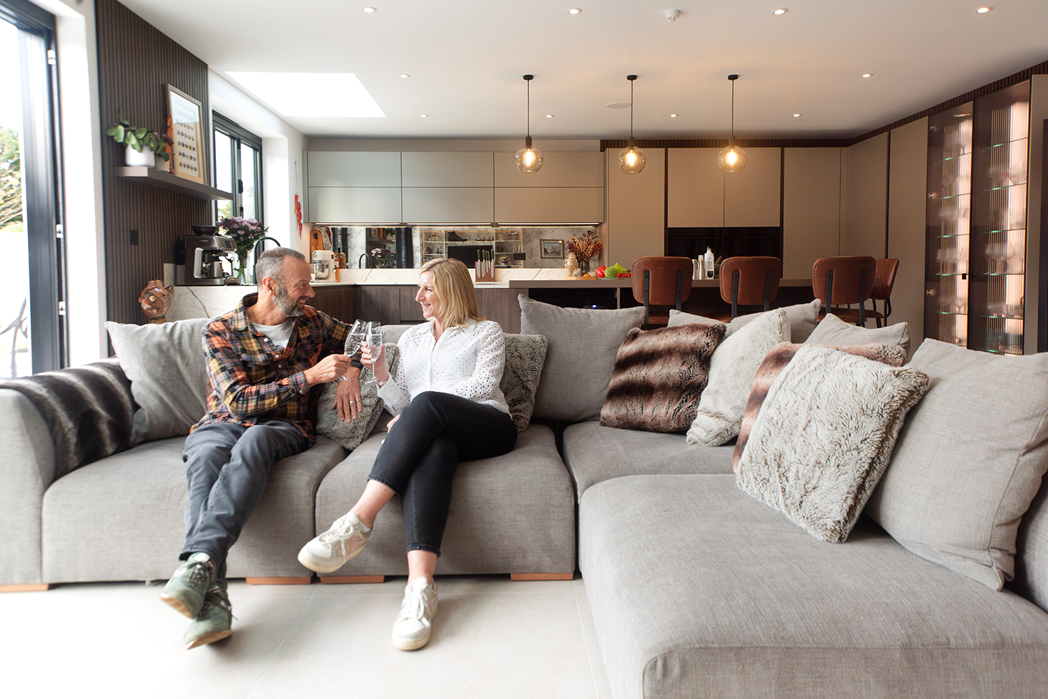 Minimalistische pronorm Küche im Industriestil als Teil eines offenen Wohnraums.