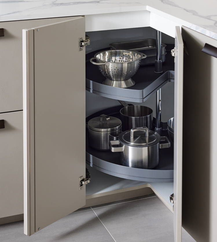 Meuble d’angle avec carrousel rotatif pour optimiser le rangement cuisine et organiser les casseroles