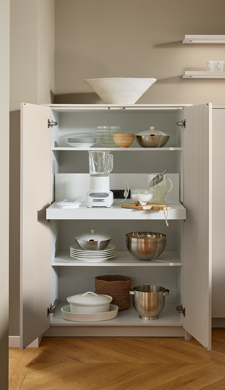 Tablette coulissante dans meuble garde-manger pour un rangement cuisine ergonomique