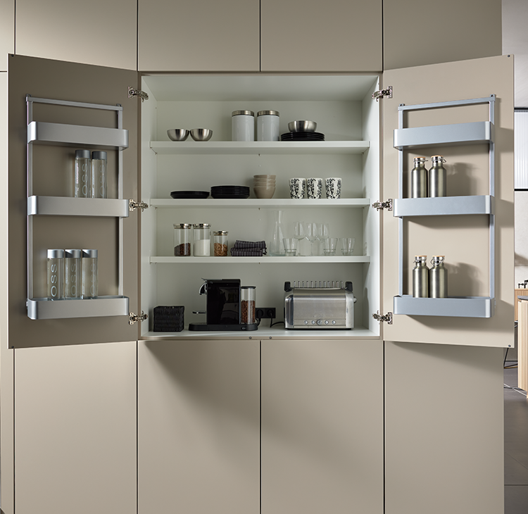 Aufsatzschrank mit integrierter Tür-Innenorganisation für klare Küchenorganisation und zusätzlichen Stauraum