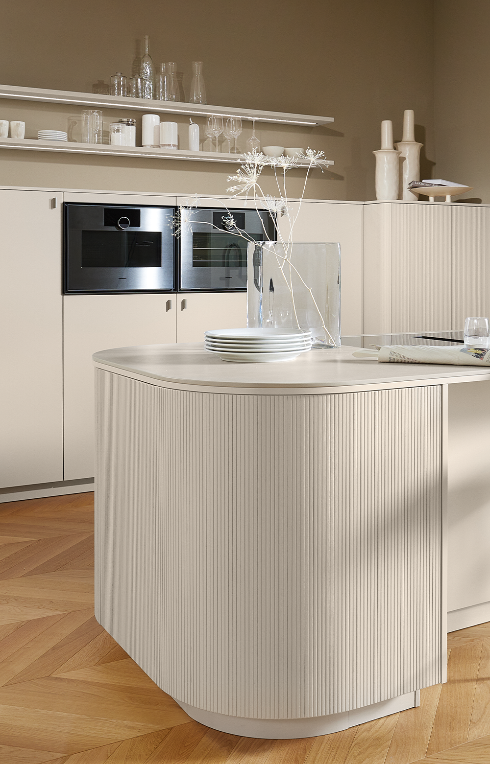 Bright pronorm kitchen with fluted fronts and a round kitchen island.