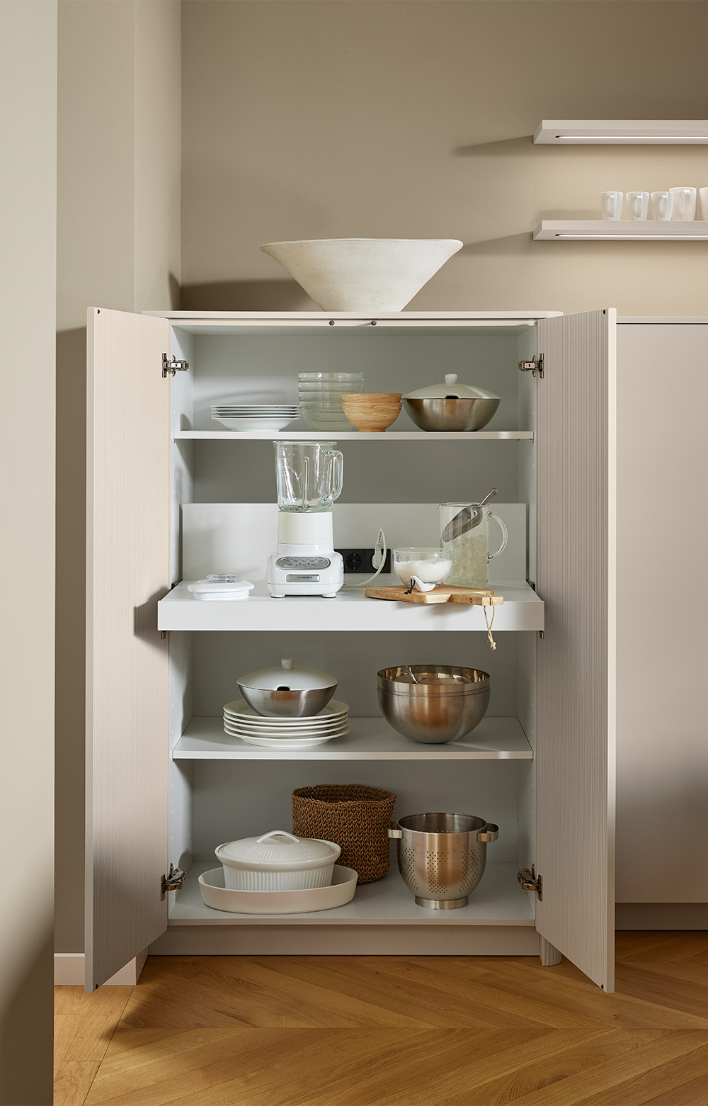 Een halfhoge kast van een pronorm keuken met plateau-uittrek voor georganiseerde opbergruimte en praktische opslag van keukenapparatuur.