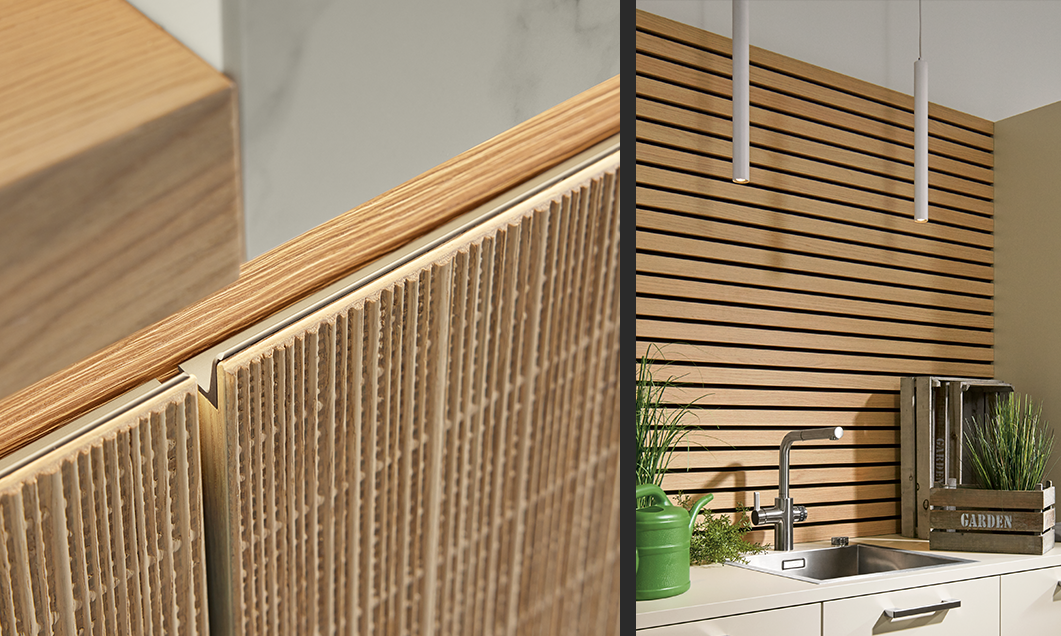 Pronorm Küche im Boho Stil und beleuchteter Griffleiste an Kücheninsel und ein Hauswirtschaftsraum mit Pendelleuchten.