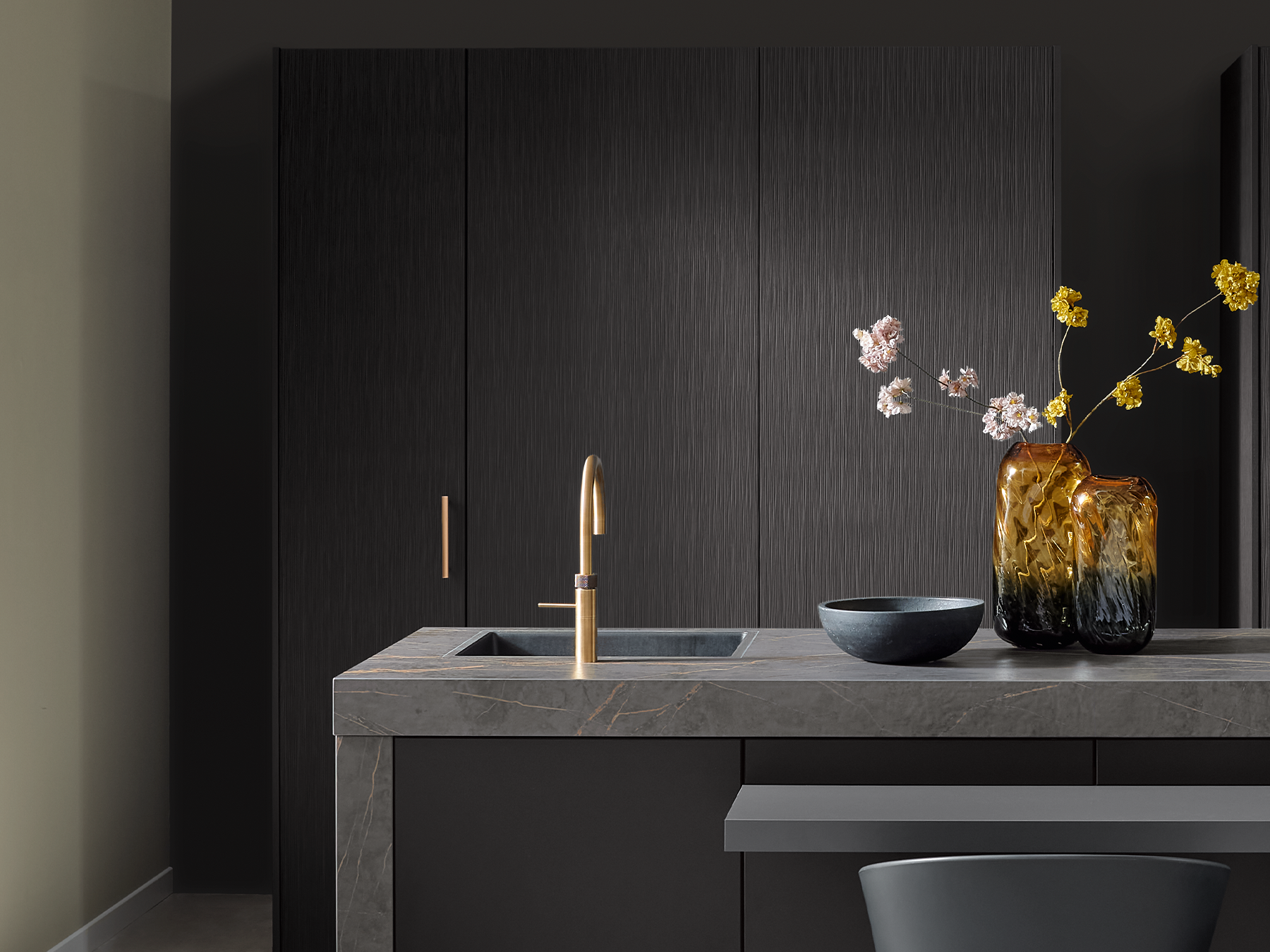 Hochschrank in einer hochwertigen pronorm Küche mit geschlossenen Pocketdoors, die den Stauraum und eine Bar verstecken.