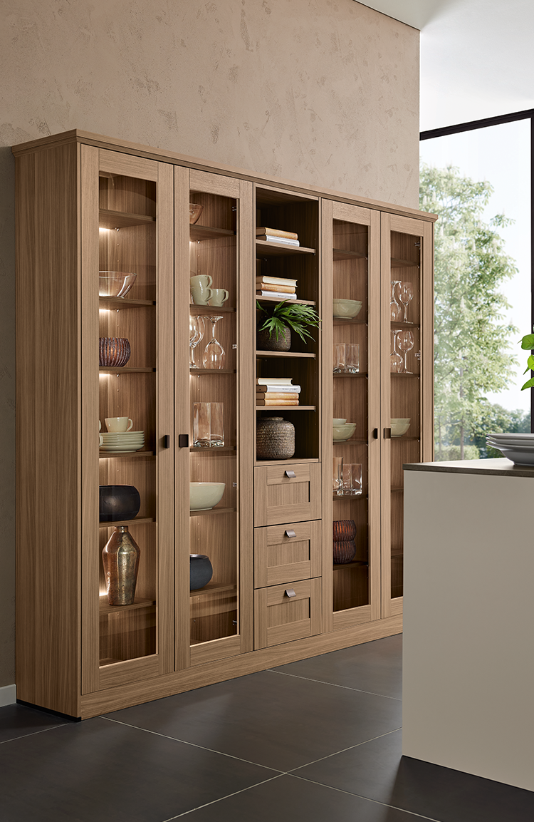 Pronorm Küche mit Holz Vitrine mit beleuchteten Eingeleböden im Landhausstil.