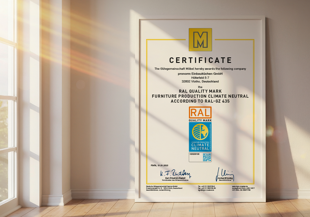 Label de qualité RAL pour une fabrication de meubles neutre en carbone chez pronorm Einbauküchen GmbH
