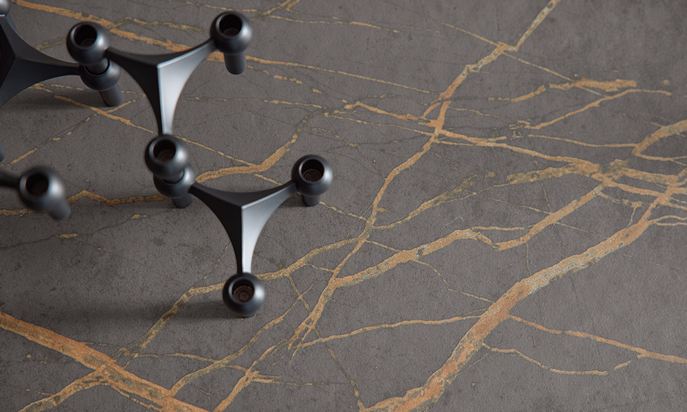 Donkergrijs Dekton werkblad met fijne steenlook structuur in een moderne pronorm keuken