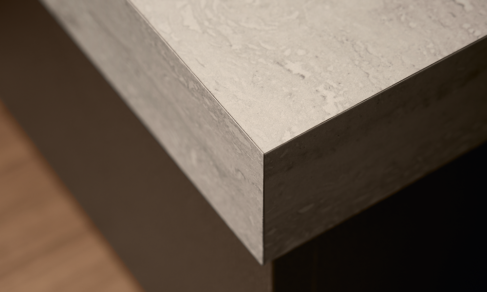 Werkblad in travertin steenlook met natuurlijke structuur voor een warme en tijdloze keuken