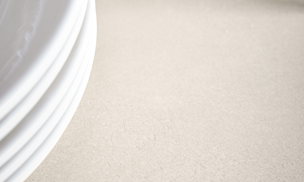 Light beige worktop in ivory stone look with a calm surface for a bright and harmonious kitchen design