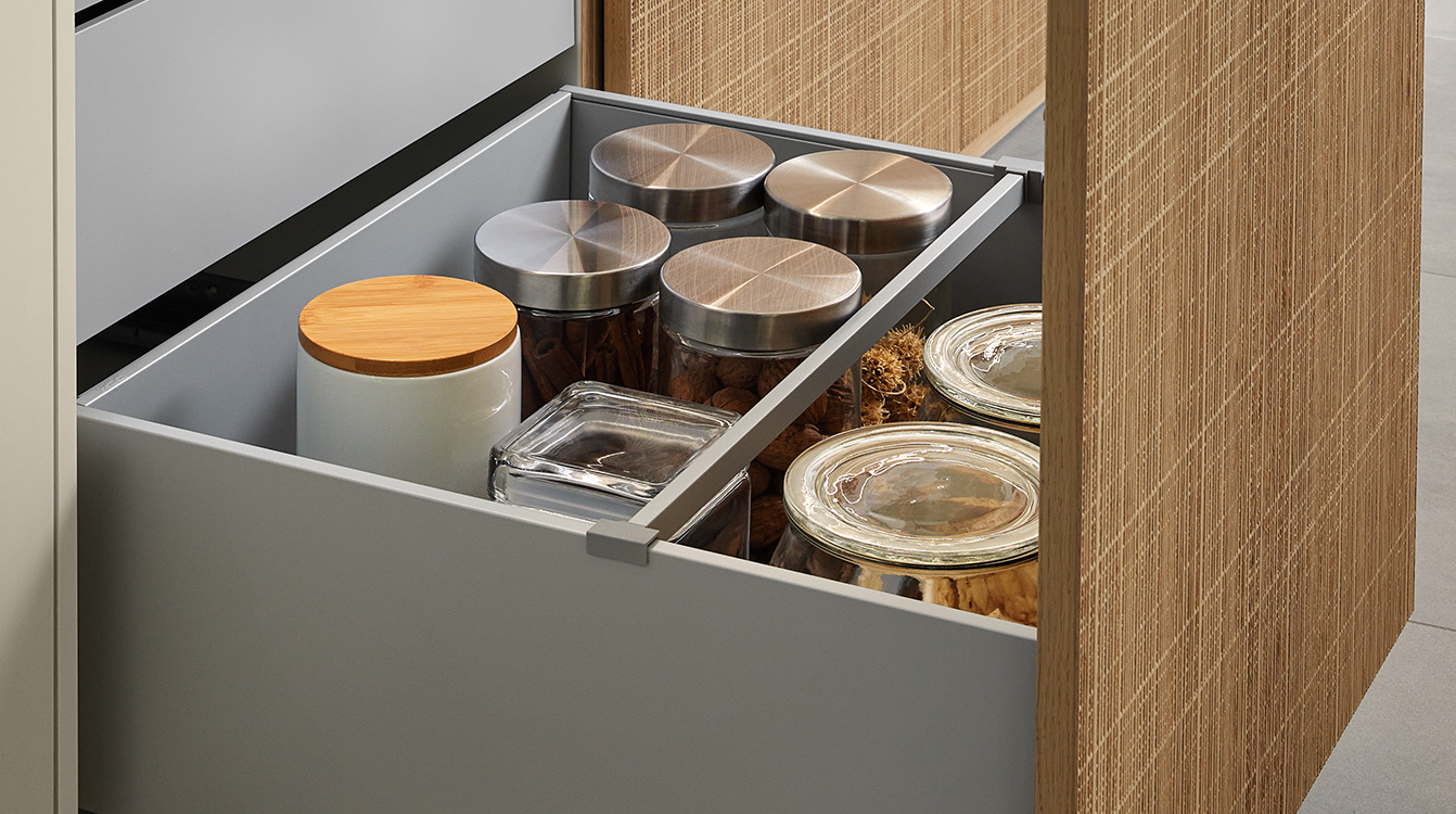 Een dwarsverdeler is handig bij het organiseren van de keuken om een grote lade overzichtelijker te houden.