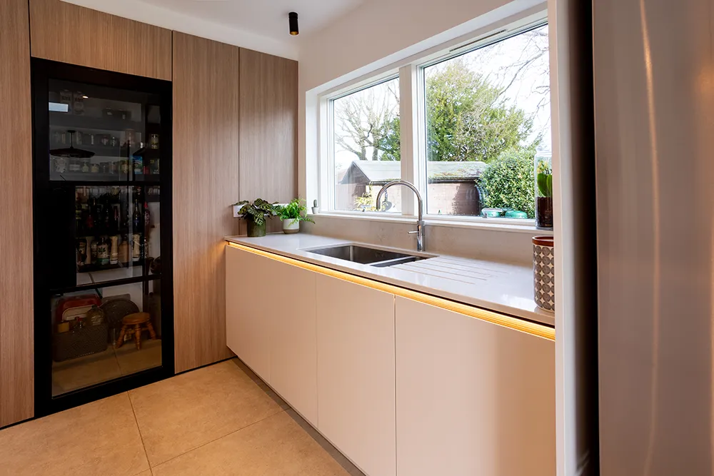 Cuisine scandinave pronorm avec espace cellier intégré.