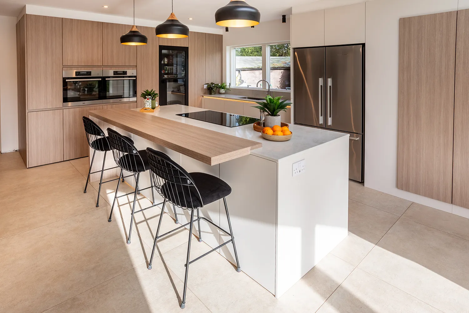 Greeploze Scandinavische keuken van pronorm met een minimalistisch kookeiland.