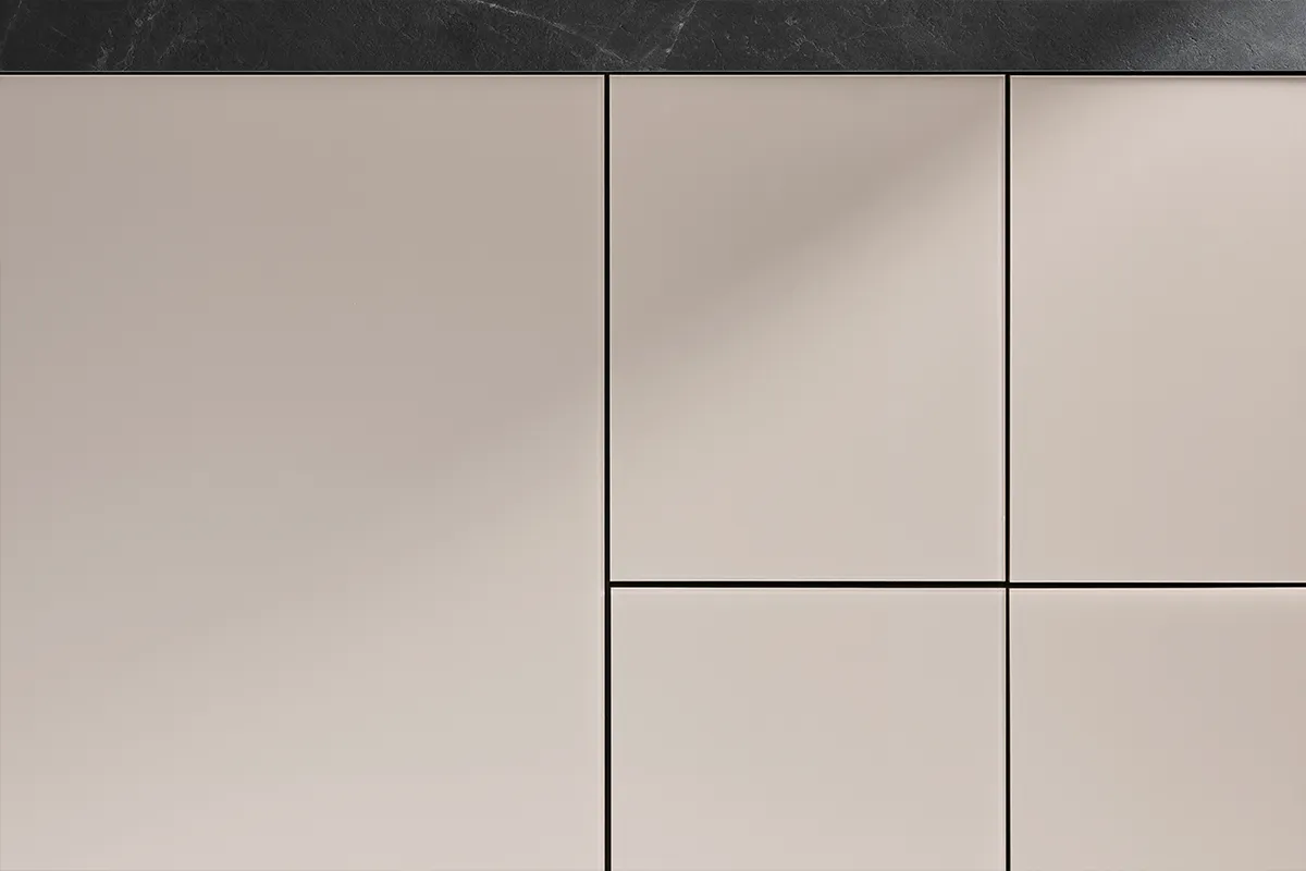 pronorm Küche mit Fronten aus organic Glas in Perlmutt und einer klaren Linienführung.