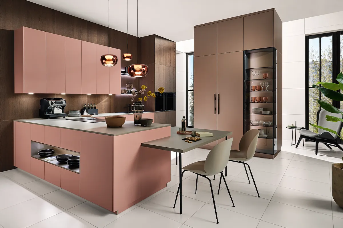 Rosa Küche von pronorm, kombiniert mit dunklem Holz und organic Glas in blushgold.
