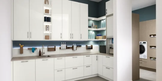 Cuisine fonctionnelle et buanderie pronorm avec de nombreux espaces de rangement et un système de tri du linge.