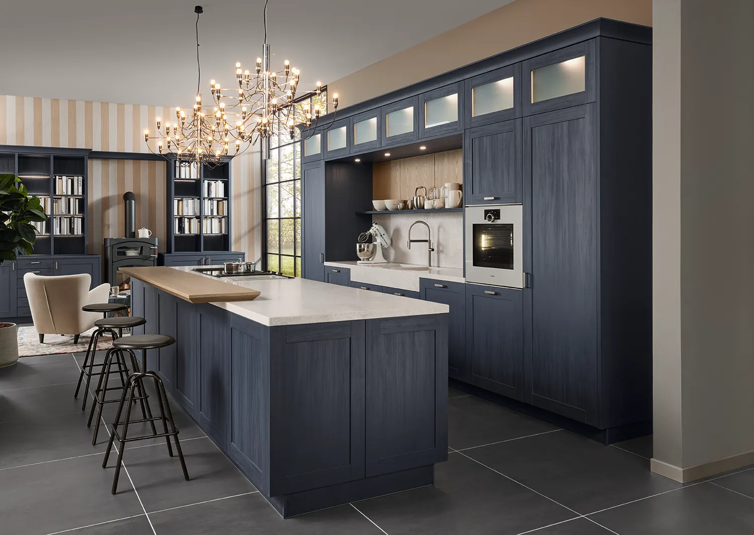 Cuisine de style campagne moderne avec façades à cadre en bois bleu et veinage apparent.