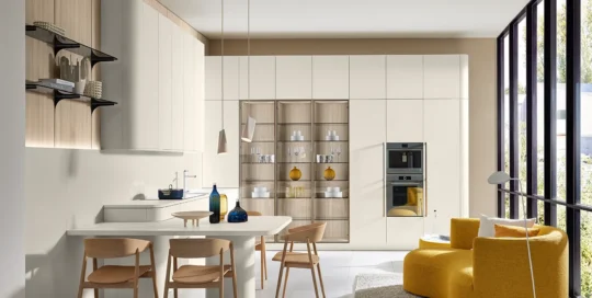 Cuisine lumineuse sans poignées pronorm avec des touches de bois, des joues arrondies et de nombreux espaces de rangement.