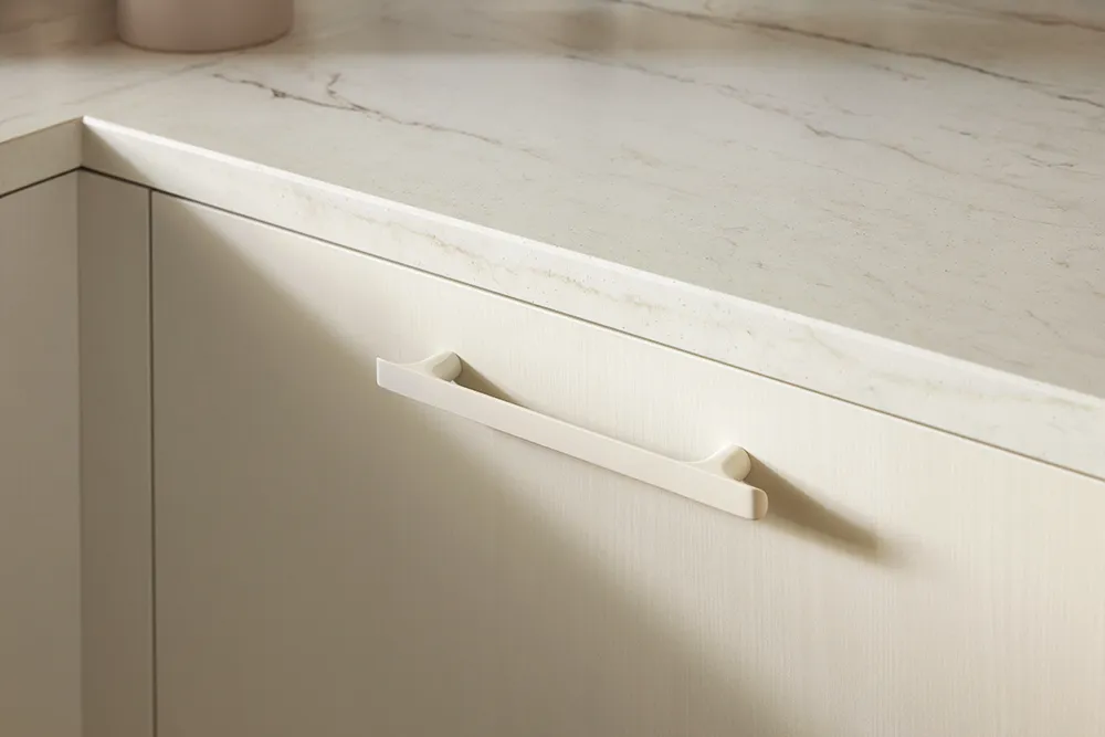 helle pronorm Küche mit hellem Griff und marmorierter Arbeitsplatte