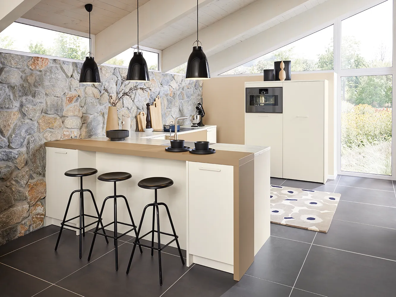 helle pronorm Küche in beige Tönen mit Kücheninsel